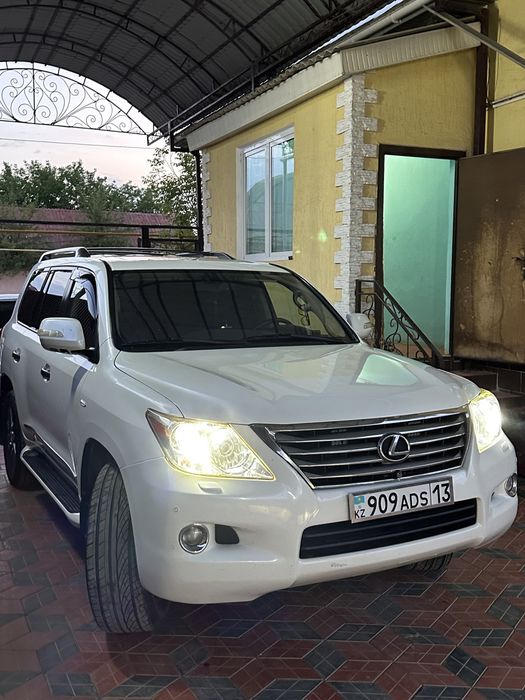 Lexus LX570 год 2011