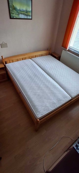 Спалня от естествена дървесина