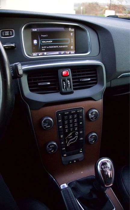 Volvo v40 D2 Summum full перфектна