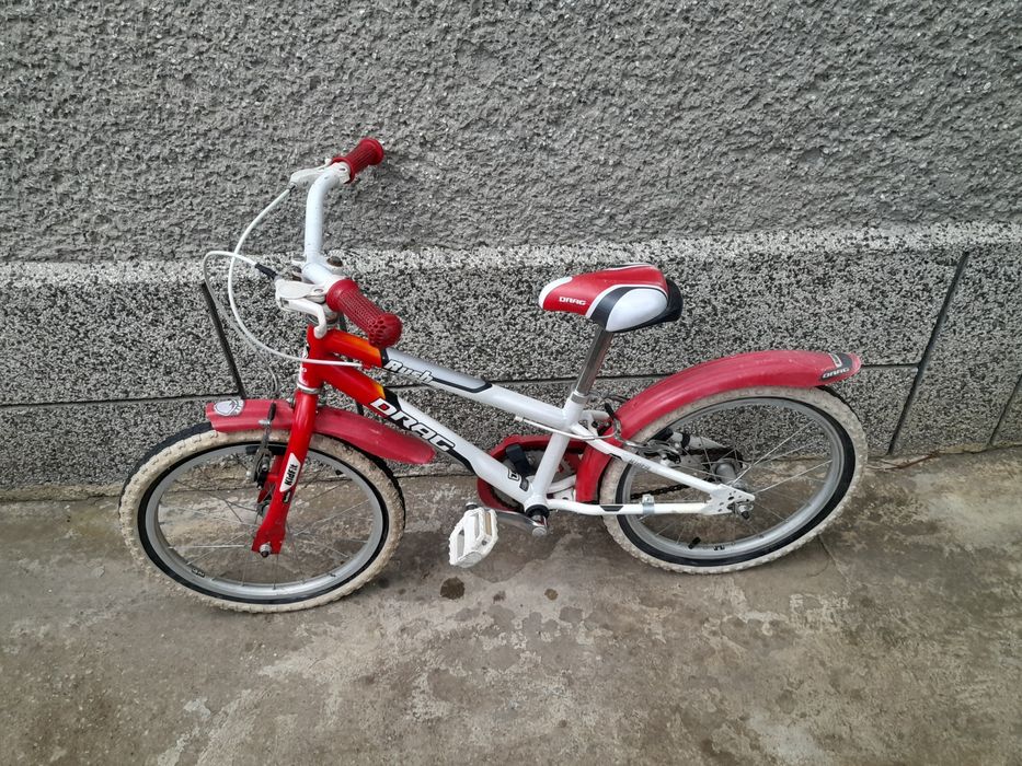 Детско червено колело с помощни колела