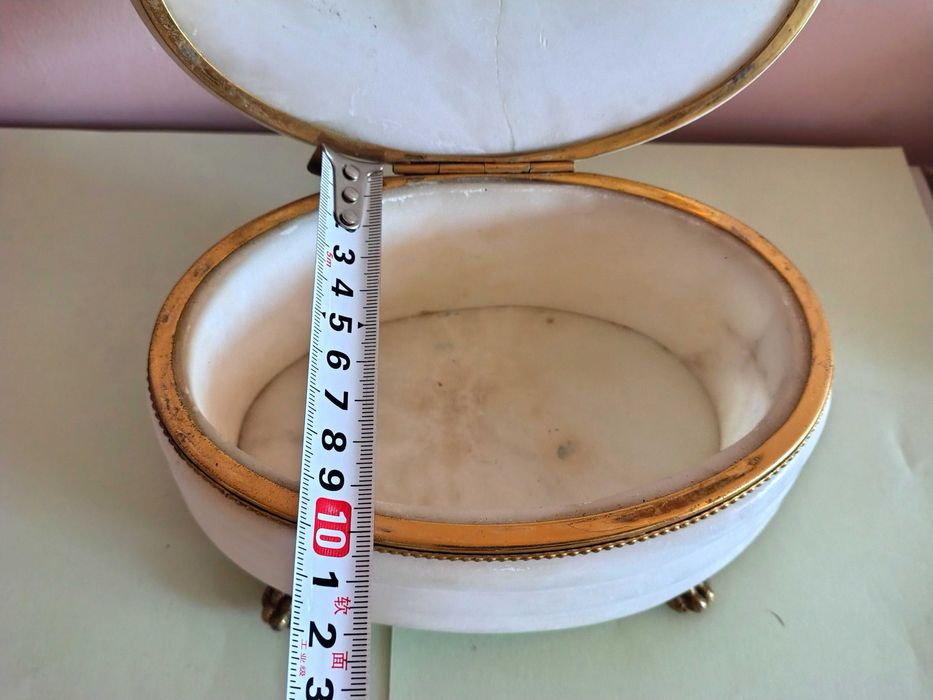 Невероятно Красива Кутия За Бижута- Алабастър Със Позлата