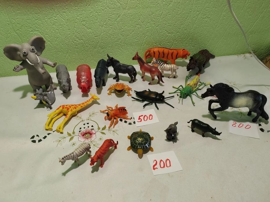 Продам динозавров и мелкие игрушки