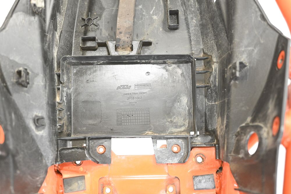 KTM DUKE 125 Cadru codita spate cu plastic baterie