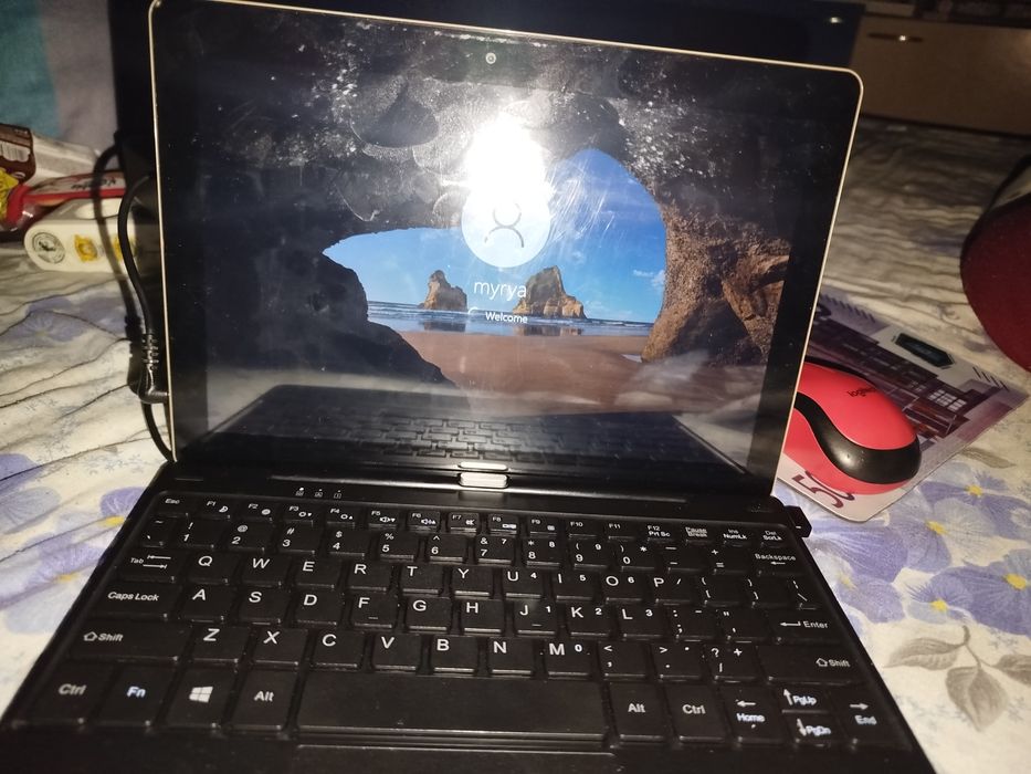 Vând tableta laptop 2 in 1  myria cu Windows 10