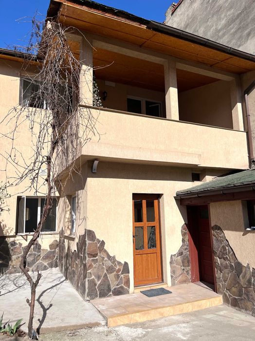 De închiriat - Casa la curte comuna ultracentrala (recent renovata)