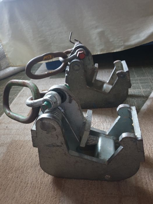 Захваты  для железной опалубки.