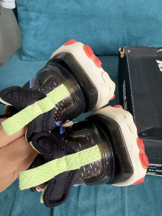 Продавам маратонки Nike React Vision