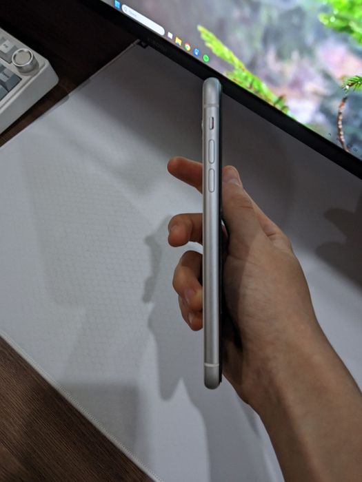 Iphone XR белый.