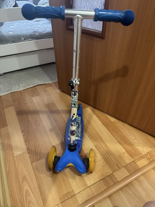 Продам самокаты , красный и синий