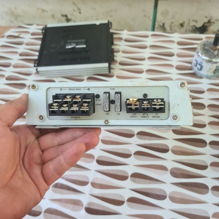 Subwoofer, stații auto,casetofoane, boxe și cabluri groase  și siguranțe