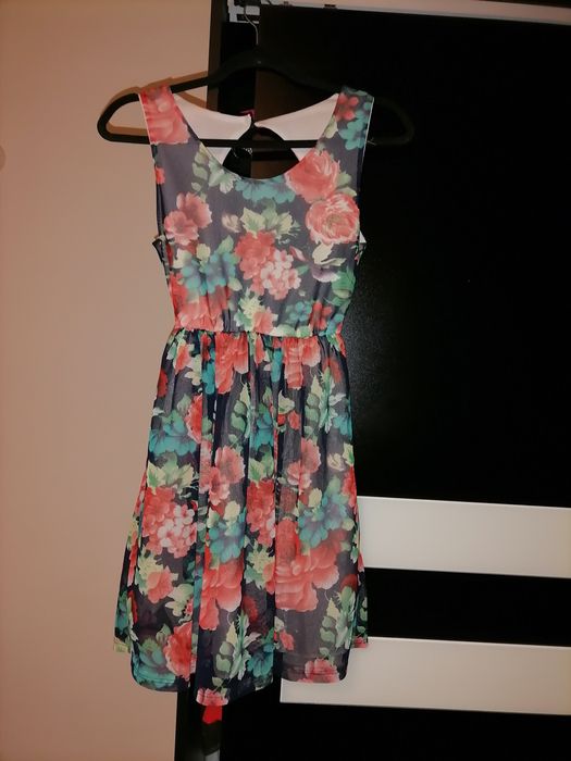 Vând  Rochițe pantaloni scurți încălțăminte  etc