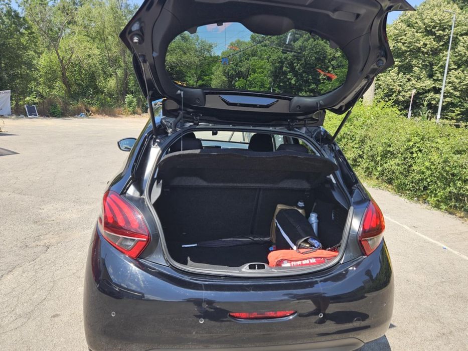 Продавам пежо 208