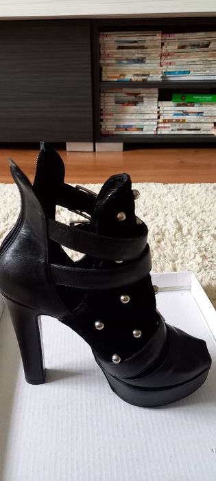 Vând sandale tip botine superbe nr34