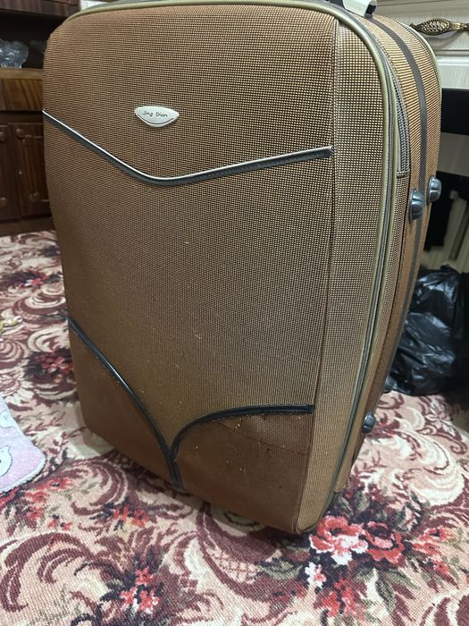 Чемодан коричневый