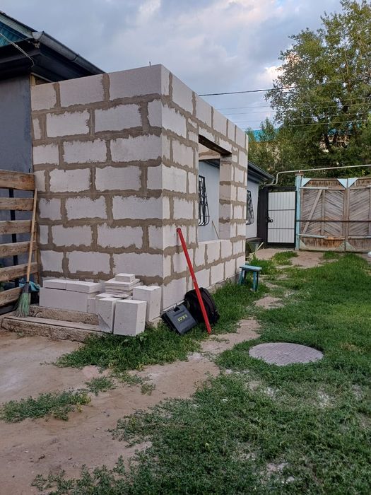 Кладка инси блока стены перигородки
