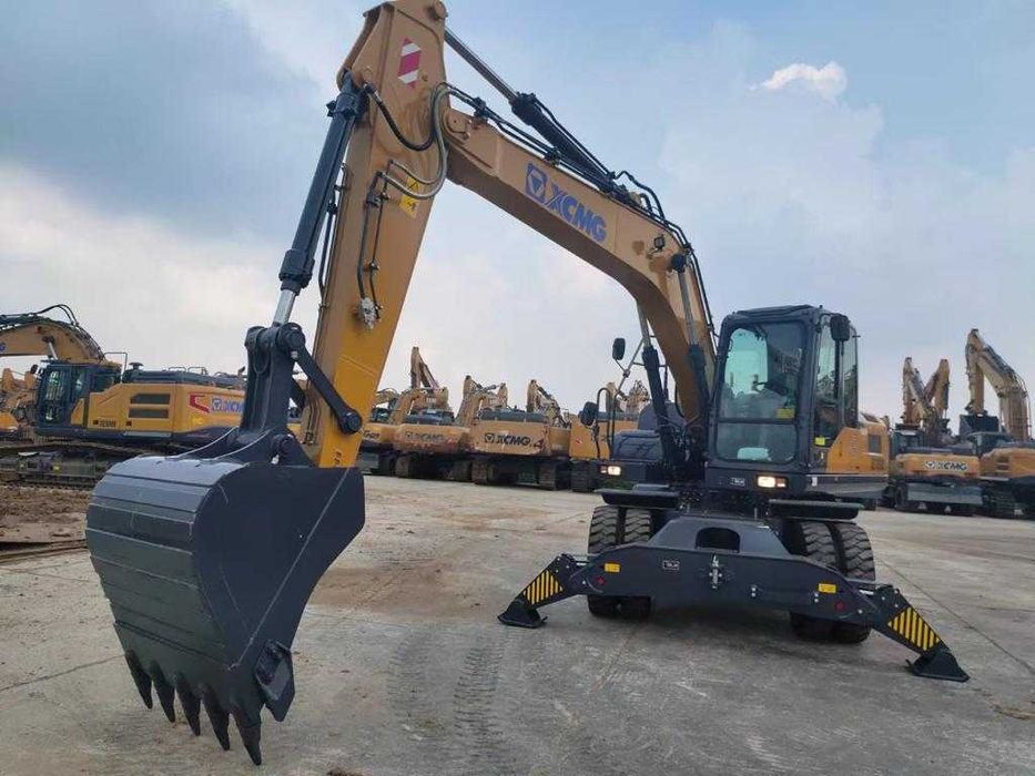 XCMG XE210WD — это более мощный и тяжелый колесный экскаватор