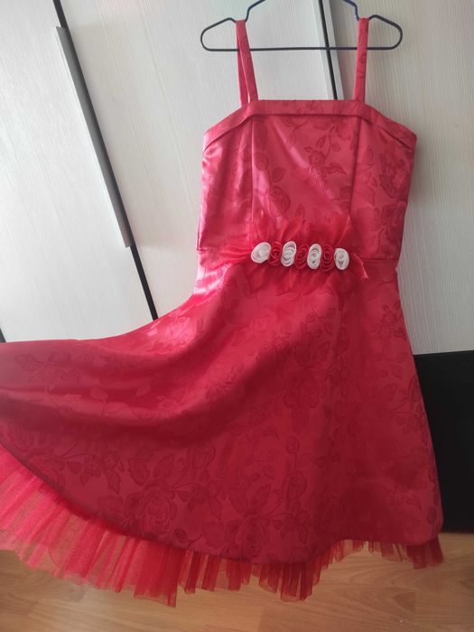 Красное праздничное  платье