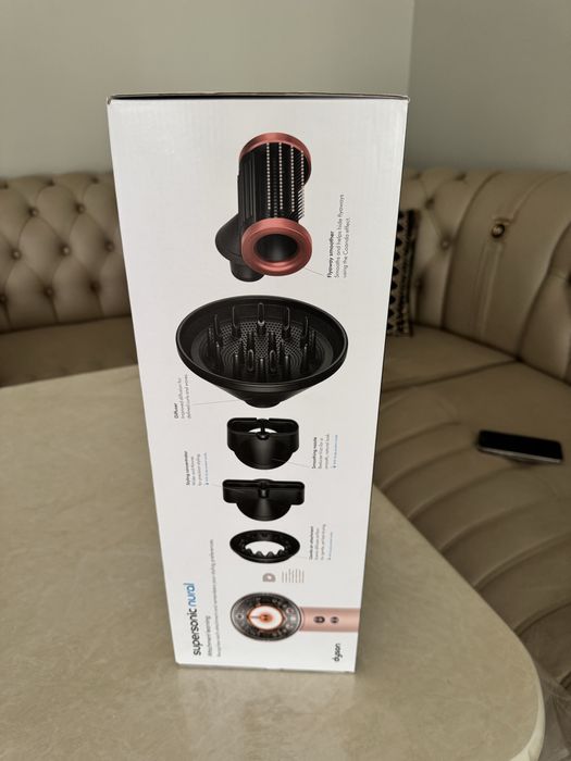 Новый фен дайсон - оригинал! не испольвался не раз. полный комплект!