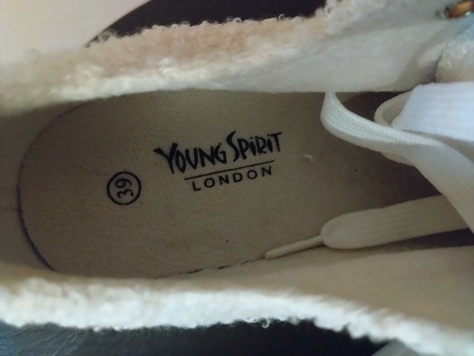 Топ Пухкави кецове бели