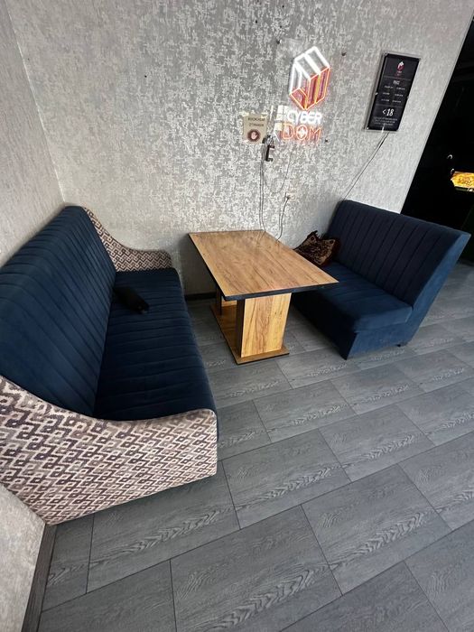 Диван ва стол кафе учун