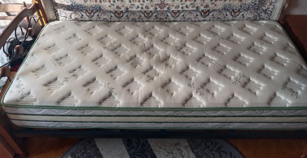 Продам две  кровати с матрасами