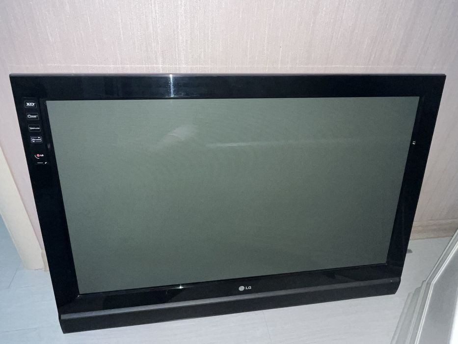 Телевизор LG рабочий с кранштейном