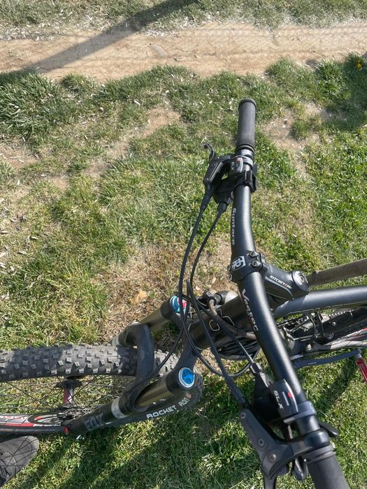 Bicicleta full suspension cube