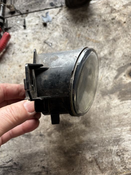 Продам  противотуманку на рено