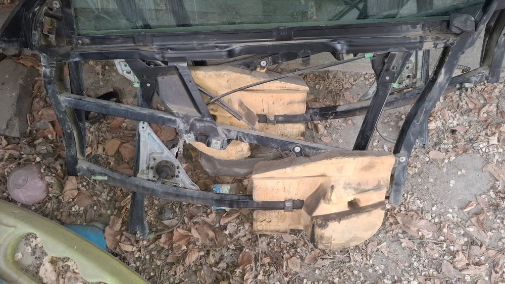 Передние  стекла ауди а4