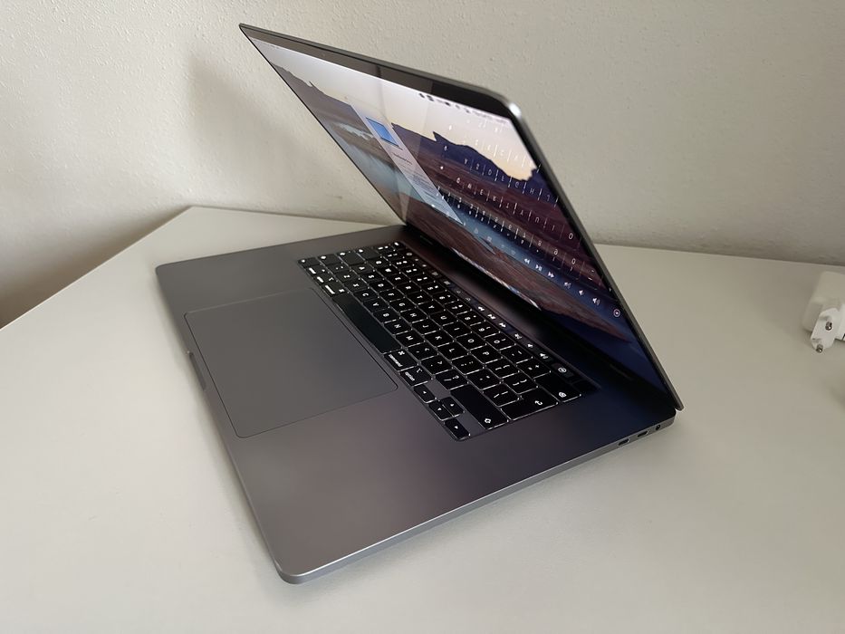 MacBook Pro 2019 Touch Bar (16 inch, Retina), 500 GB SSD, 16 GB RAM, AMD 4GB, ~23 cicluri