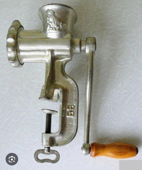 Советская ручная мясорубка новая