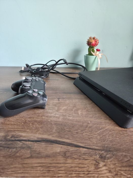 Playstation 4 Slim 1TB  + безплатна игра Mortal Kombat XL.