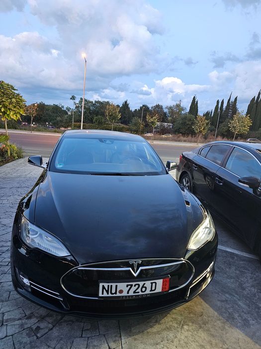 Tesla Model S 85D