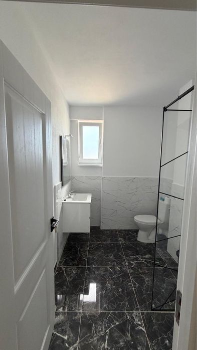 Apartament 3 camere, 2 bai, debara, balcon,Etaj 2/5 cu llift, Bloc nou.