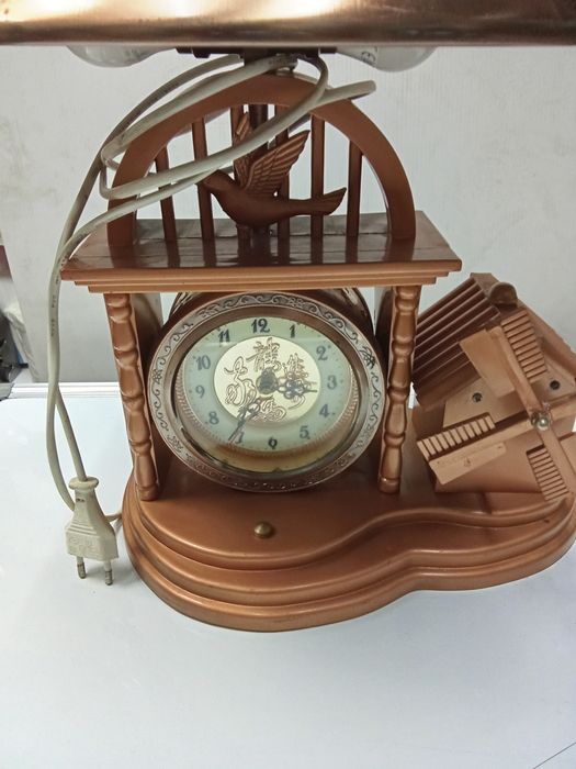 Ретро нощни лампи с часовник и навиващ декоративен механизъм