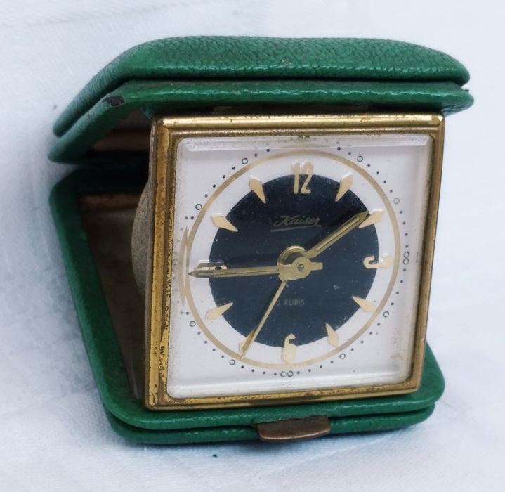 Ceas de masă mecanic Kaiser vintage cu 2 rubine.