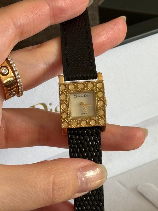 Женские часы Dior