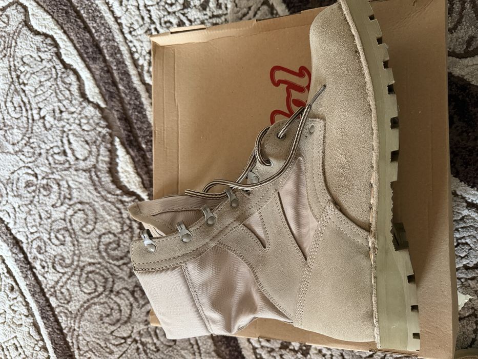 Vând bocanci militari