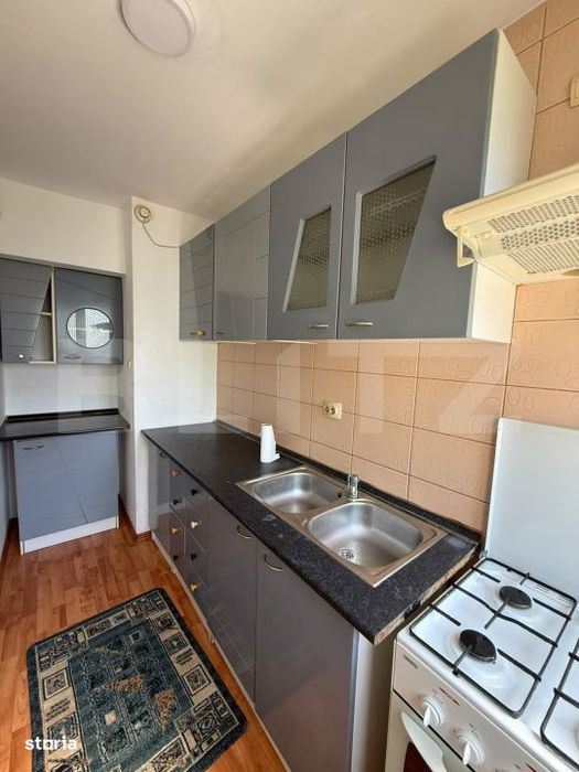 Apartament 3 camere, decomandat, Zona 9 Mai, Et 2