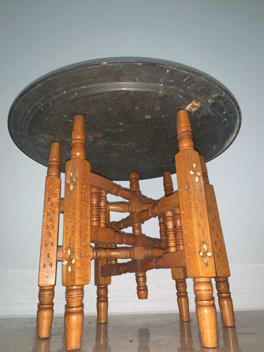 Masuta arabeasca cu blat alama gravata asezata pe suport de lemn