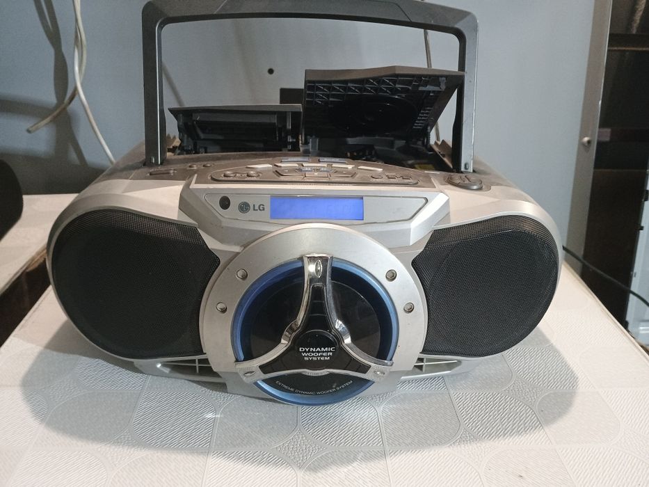 Магнитола кассетная с проигрывателем CD.