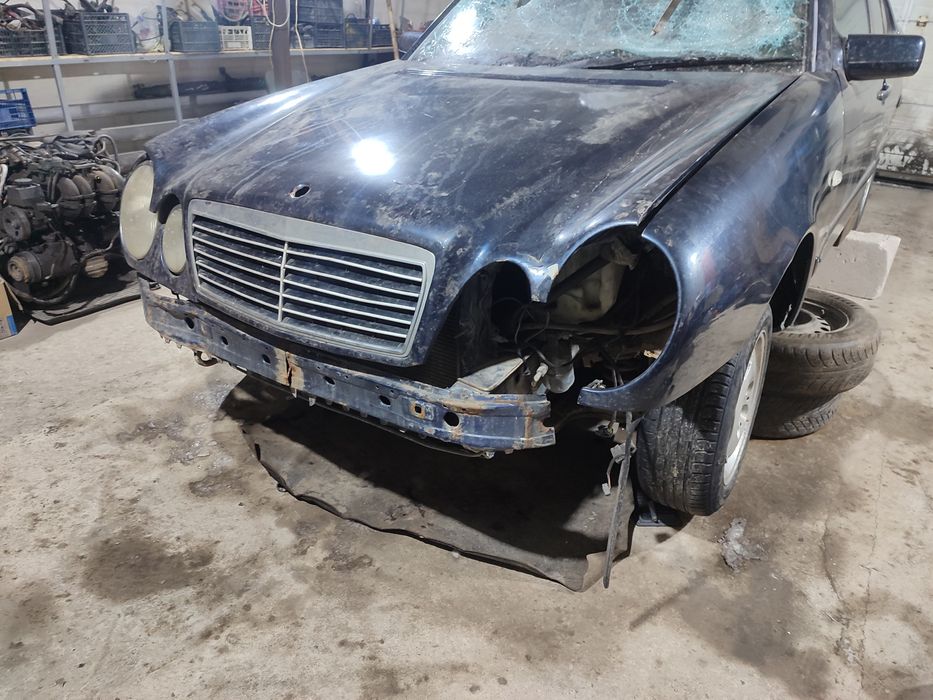 Запчасти на Мерседес W210 E200