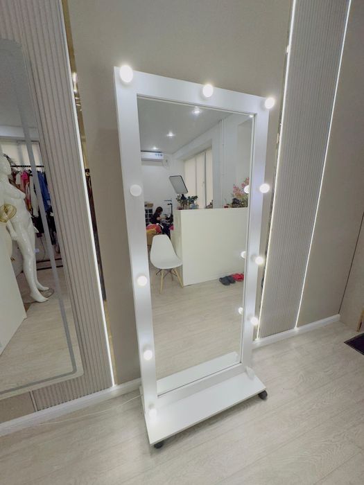 Продам зеркало с подсветкой