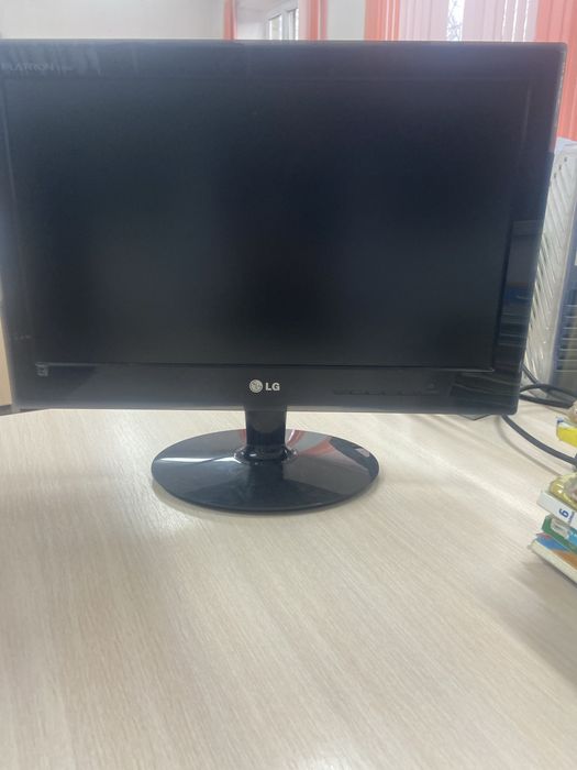 Офисный компьютер рабочем состояние