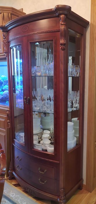 Буфет-витрина в гостиную