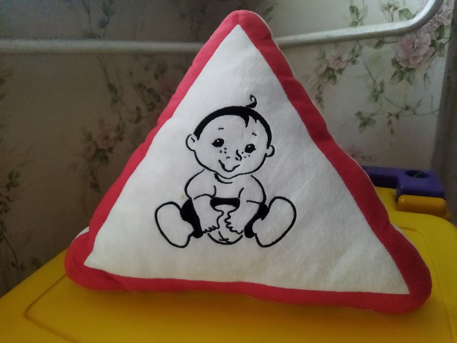 Подушка  "Малыш в машине", новый.