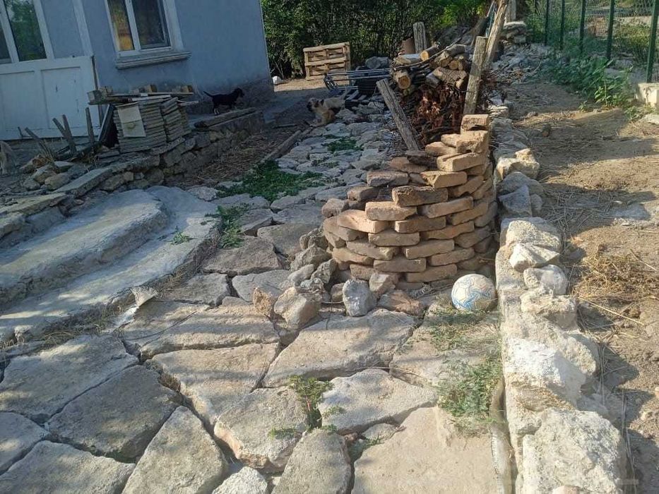 Едноетажна къща с голям двор в село в близост до Генерал Тошево