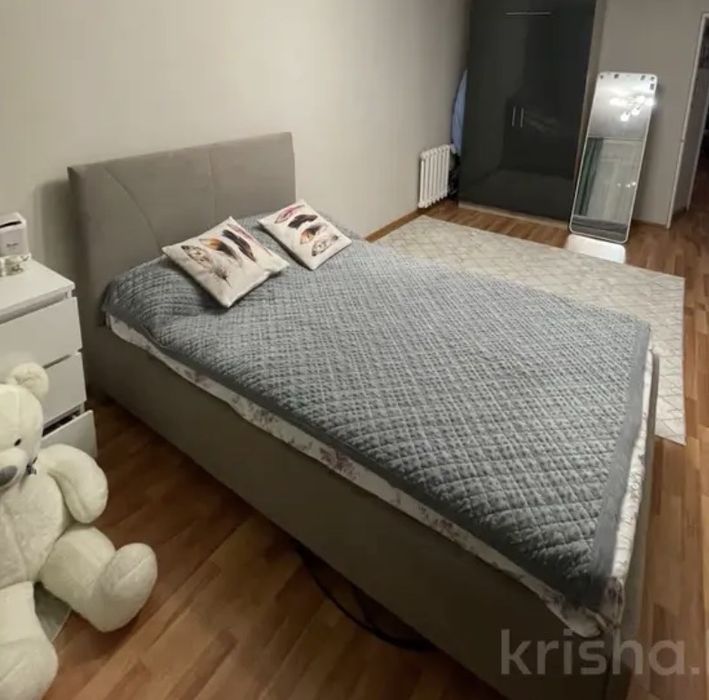 Продам кровать, стол, комод