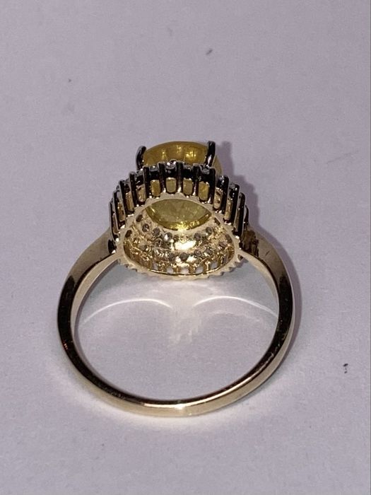 Inel aur cu safir galben si diamante