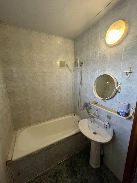 Квартира на С.Азимова 3/4/5 общ пл 75м /77 серия